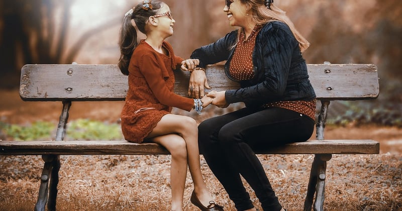 Mamans de jumeaux : mode pratique et astuces vestimentaires futées